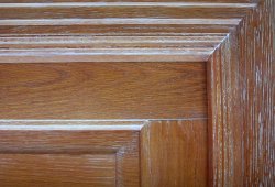 Брашировка и патинирование деревянных дверей